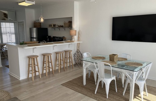 Caine Woods House | BAYSIDE TOWNHOME IDEAL LOCATION WALK TO BEACHES/FENWICK BOARDS/LINENS INCLUDED