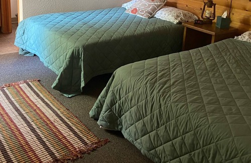 Happy Valley Cabin | Beach Front Alaskan Lodge with 10 rooms!