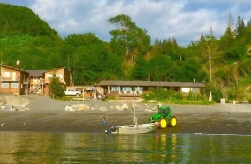 Happy Valley Cabin | Beach Front Alaskan Lodge with 10 rooms!