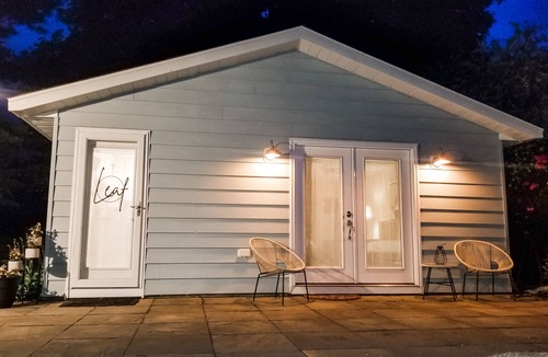 North East Cottage | Beach Guest House - just steps to Lake Erie