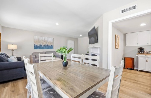 Saint Simons Heights Apartment | Beach Square 3 –optional BIKES – Walk 2 Redfern Village, shops, and restaurants!