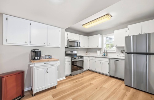 Saint Simons Heights Apartment | Beach Square 3 –optional BIKES – Walk 2 Redfern Village, shops, and restaurants!