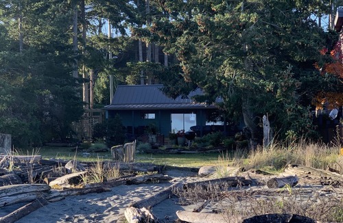Comox Cabin | Beachfront cottage right on Kye Bay, Comoxn