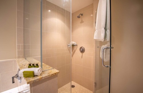 Honokowai Hotel | Beachfront Retreat: Elegant Views w/Full Kitchen. Onsite Free Parking and Pool!