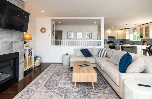 Campbell River House | Beachfront | Sandy Shore, Near Mt. Washington