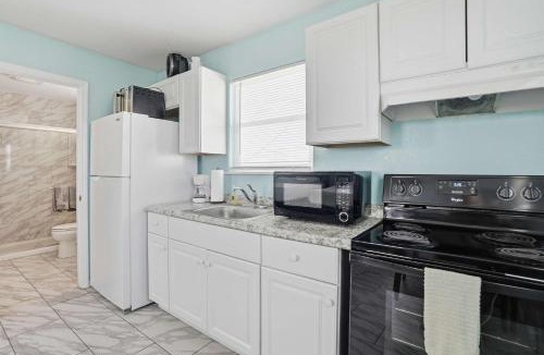 North Beach Apartment | Beachside 1BR Studio Sleeps 4 & Near North Beach