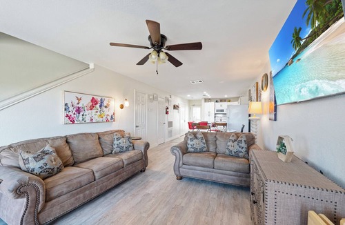 Corpus Christi Condo | Beachside Retreat | Spacious Condo with Pool & Gulf Views