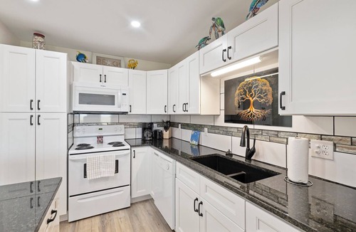 Corpus Christi Condo | Beachside Retreat | Spacious Condo with Pool & Gulf Views