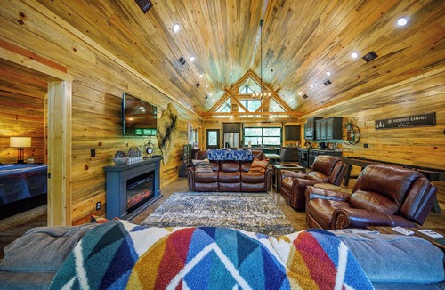 Hochatown Cabin | Bearfoot Lodge 2 Bedroom cabin Sleeps 6. Pet Friendly - Hot Tub