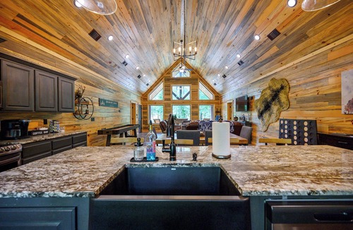 Hochatown Cabin | Bearfoot Lodge 2 Bedroom cabin Sleeps 6. Pet Friendly - Hot Tub