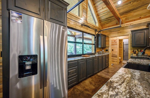 Hochatown Cabin | Bearfoot Lodge 2 Bedroom cabin Sleeps 6. Pet Friendly - Hot Tub