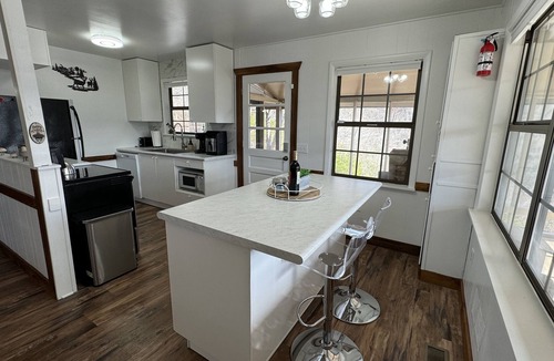 Hiawassee Cabin | Bear’s Chateau: Modern-Rustic Cabin w/Mtn Views, Screened Porch + Fire Pit