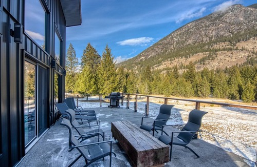 East Kootenay House | Bears Den.