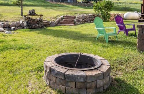 Harbor Village House | Beary Chill Cabin with Fire Pit