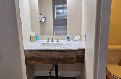 Glendale Cabin | Beautiful 1-bedroom cabin with AC in charming Glendale