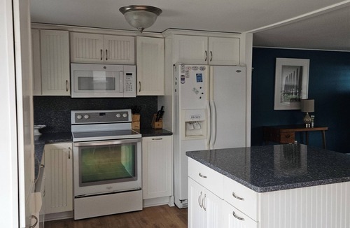 Narragansett Cottage | Beautiful 2-bedroom cottage in Narragansett perfect for relaxing stays