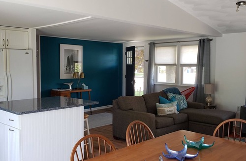 Narragansett Cottage | Beautiful 2-bedroom cottage in Narragansett perfect for relaxing stays