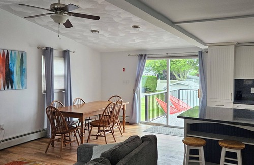 Narragansett Cottage | Beautiful 2-bedroom cottage in Narragansett perfect for relaxing stays