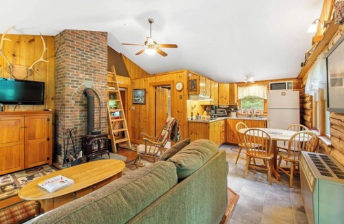 Pittsburg Cabin | Beautiful 3-bedroom log cabin in Pittsburg with snowmobile and ATV trail access.
