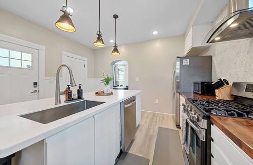 Weinland Park House | Beautiful 3BR/2.5 BTH PERFECT location in Short North/Campus w/HUGE 4 car garage