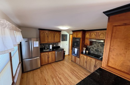 Pittsburg House | Beautiful 4-bedroom house in Pittsburg perfect for your four-seasons getaway