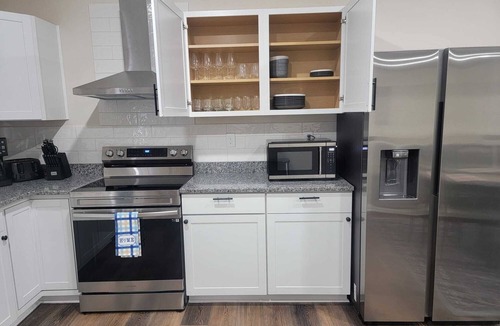 Columbus House | Beautiful 4 Bedroom Vacation Home in Columbus Ohio with Garage Parking