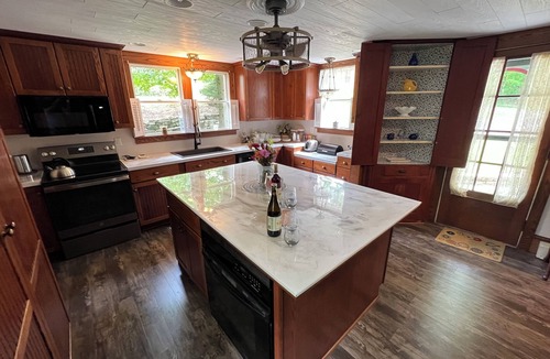 Meadville House | Beautiful and historical 6-bedroom house with AC & WiFi in lovely Meadville