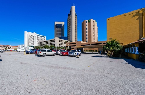 Central City Apartment | Beautiful Art Deco Suite Located Near Downtown & The Marina- Unit 1 Queen