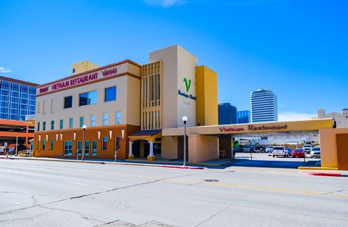 Central City Apartment | Beautiful Art Deco Suite Located Near Downtown & The Marina- Unit 1 Queen