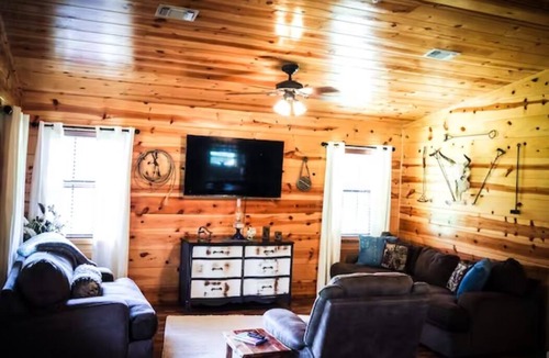 Golden Cabin | Beautiful "BUNK HOUSE" Log Cabin