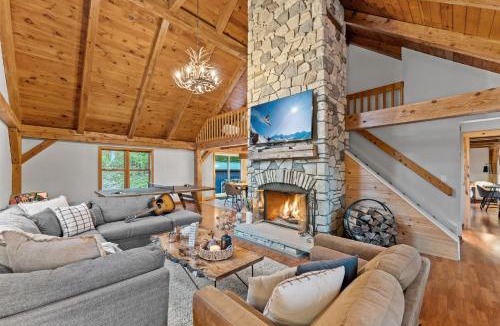 Ellicottville Ski Chalet | Beautiful chalet on 5 acres - 2 min to Village! Hot-Tub, Sauna, Fire Pit!
