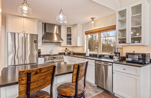 Bethel House | Beautiful Chalet w/Mtn Views Hot Tub Sleeps 12