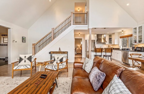 Bethel House | Beautiful Chalet w/Mtn Views Hot Tub Sleeps 12
