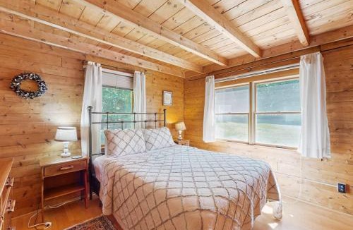 Beaver Cove House | Beautiful home with WiFi, lake view, deck, & firepit - walk to beach