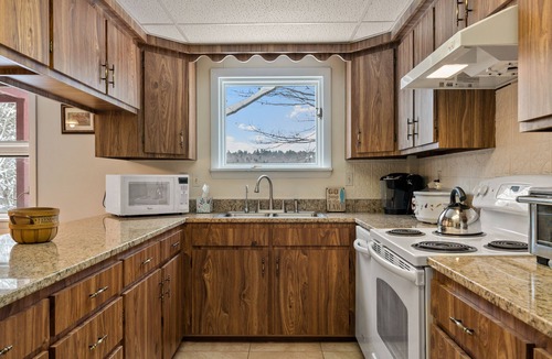 Litchfield House | Beautiful Lake Front Home
