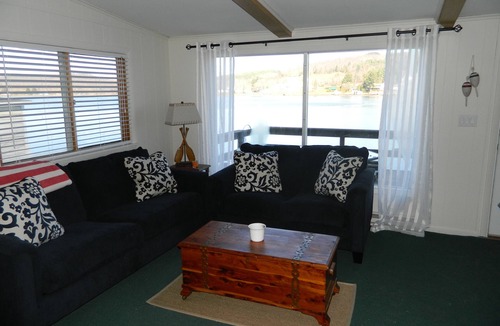 Cuba Cottage | Beautiful Lakefront Cottage