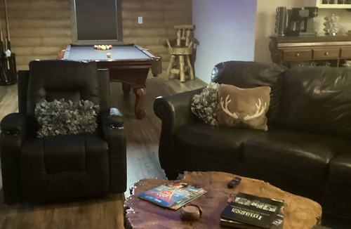 Tulsa Cabin | Beautiful lodge with hot tub nestled at the edge of the woods on gated property