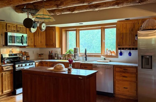 Cambridge Cabin | Beautiful Log Cabin Immersed in Nature
