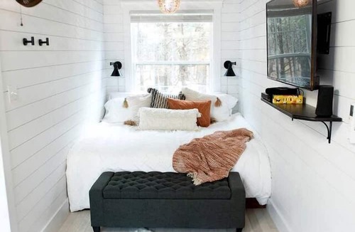 Miller Grove Cabin | Beautiful Modern Tree House Cabin Surrounded by Trees for a Peaceful Romantic Getaway near Lone Oak, Texas