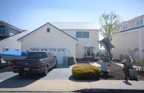Caine Woods House | Beautiful, modernized four bedroom house located off the bay with sauna, and WiFi just a few blocks from the beach!