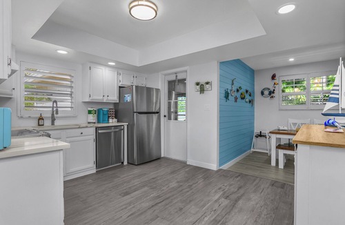 Naples Park Cottage | Beautiful Naples Home, walk to the Beach!