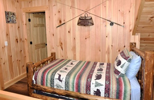 Pittsburg Cabin | Beautiful, New, 2 BR Log Cabin Nestled in Front of Back Lake