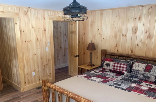 Pittsburg Cabin | Beautiful, New, 2 BR Log Cabin Nestled in Front of Back Lake