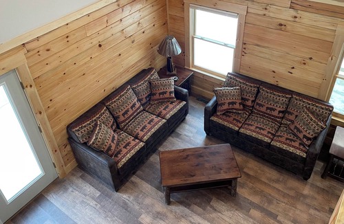 Pittsburg Cabin | Beautiful, New, 2 BR Log Cabin Nestled in Front of Back Lake