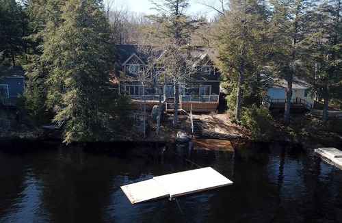 Bala Cottage | Beautiful open-concept cottage on Moon River! 10 Minute walk to Bala!