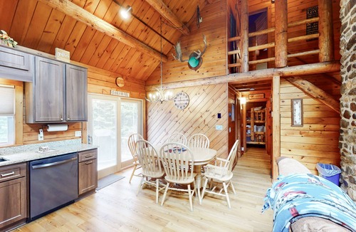Trenton Cabin | Beautiful, relaxing log cabin with firepit, fast WiFi, and washer/dryer