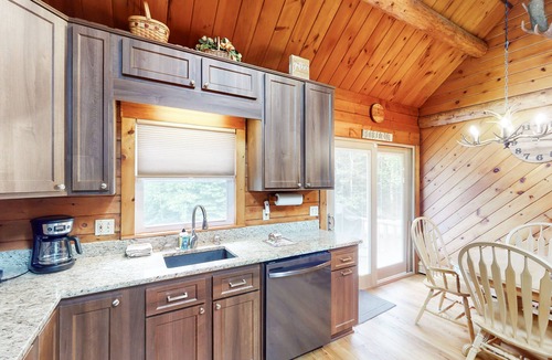 Trenton Cabin | Beautiful, relaxing log cabin with firepit, fast WiFi, and washer/dryer