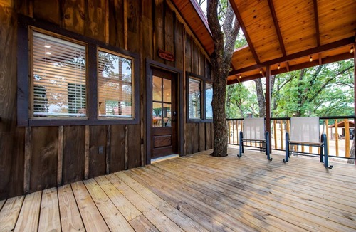 Elm Mott House | Beautiful Treehouse Glamping Site, Near Magnolia, Texas