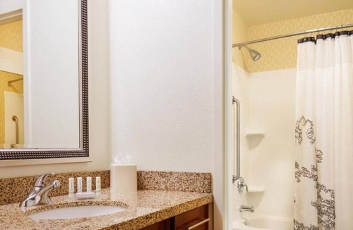 East Bayside Hotel | Beautiful Unit in Serene Countryside Setting Near Wineries – Onsite Pool