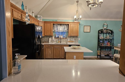 Shreveport House | Beautiful Warm Beach House Retreat, King bed, fireplace and Pool